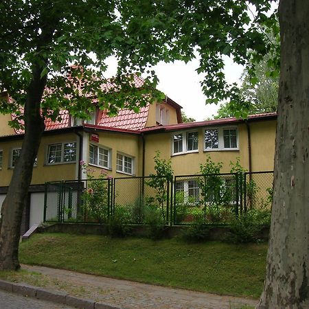 Hotel Pod Platanami Trzebnica Buitenkant foto