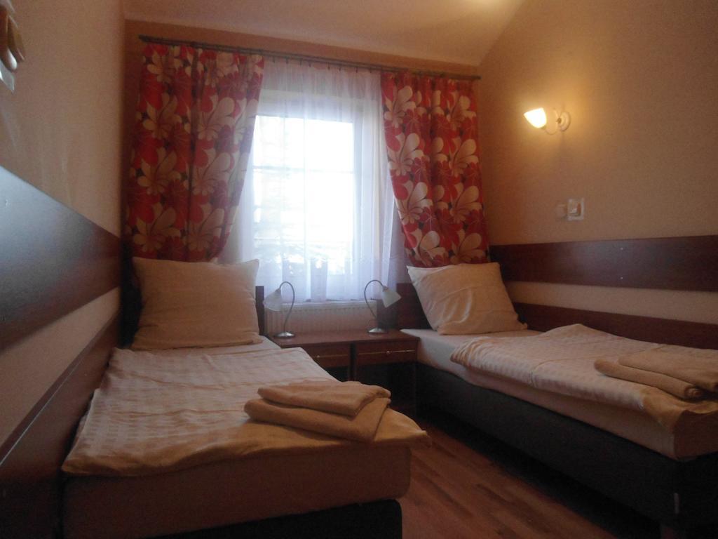 Hotel Pod Platanami Trzebnica Buitenkant foto