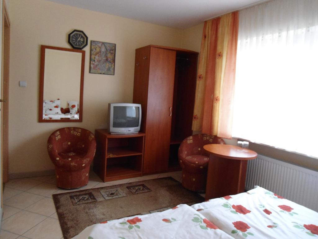 Hotel Pod Platanami Trzebnica Buitenkant foto