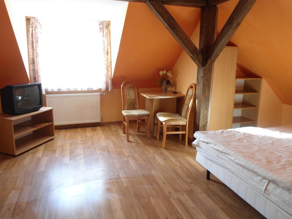 Hotel Pod Platanami Trzebnica Kamer foto