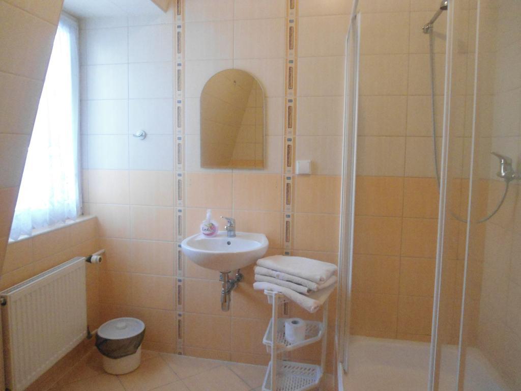 Hotel Pod Platanami Trzebnica Kamer foto