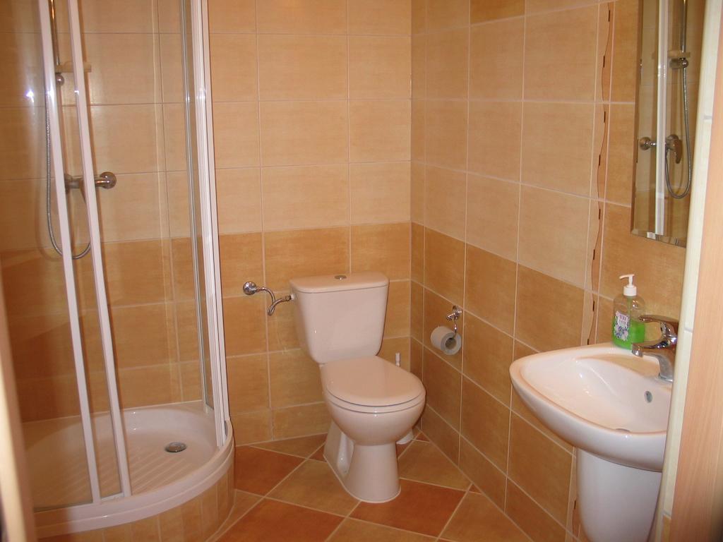 Hotel Pod Platanami Trzebnica Buitenkant foto