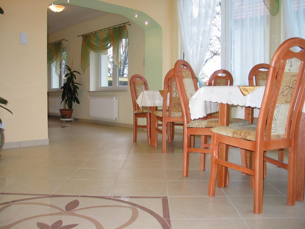 Hotel Pod Platanami Trzebnica Buitenkant foto