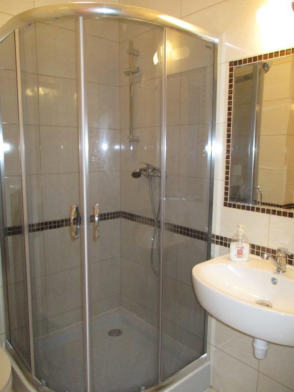 Hotel Pod Platanami Trzebnica Buitenkant foto