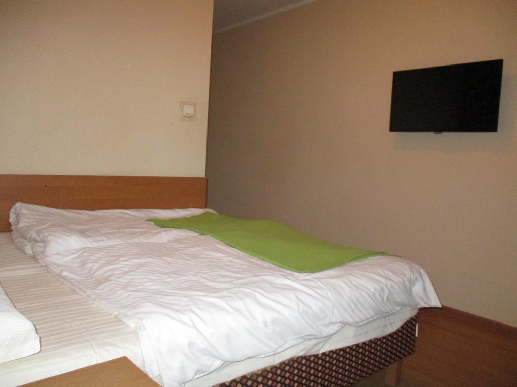 Hotel Pod Platanami Trzebnica Buitenkant foto
