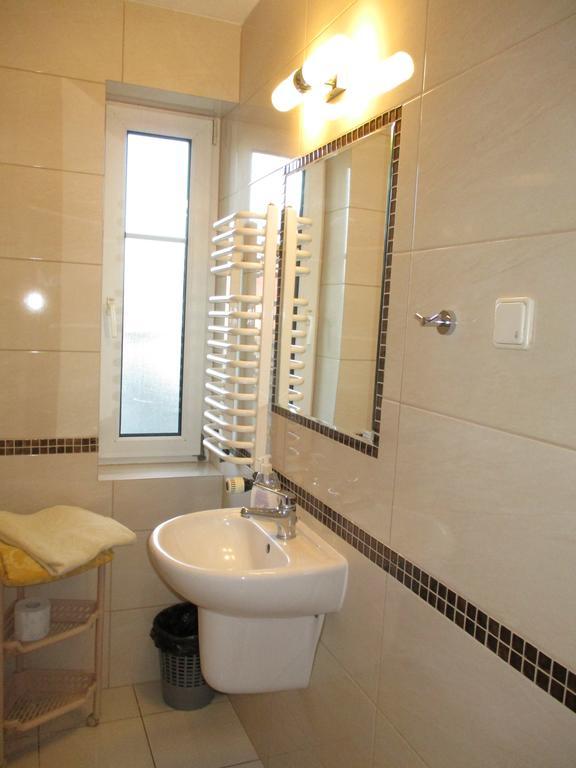 Hotel Pod Platanami Trzebnica Buitenkant foto