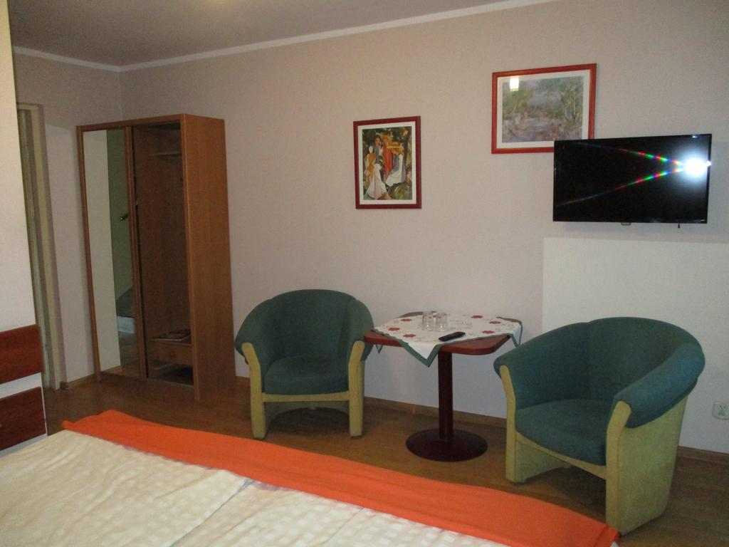 Hotel Pod Platanami Trzebnica Buitenkant foto