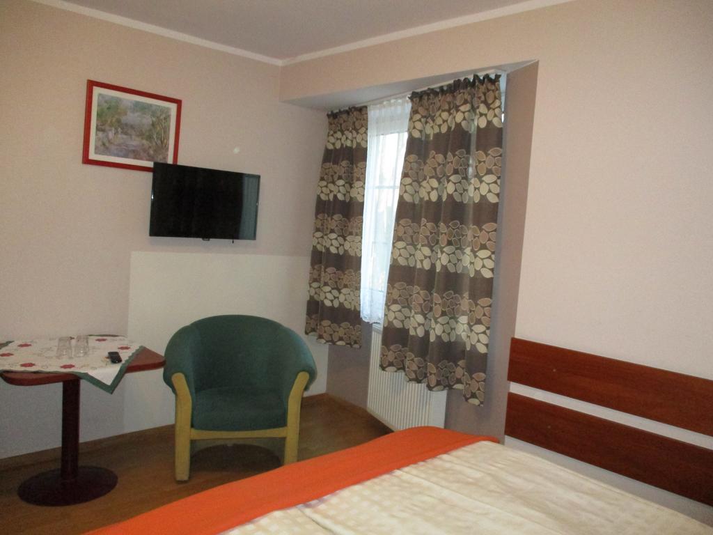 Hotel Pod Platanami Trzebnica Buitenkant foto