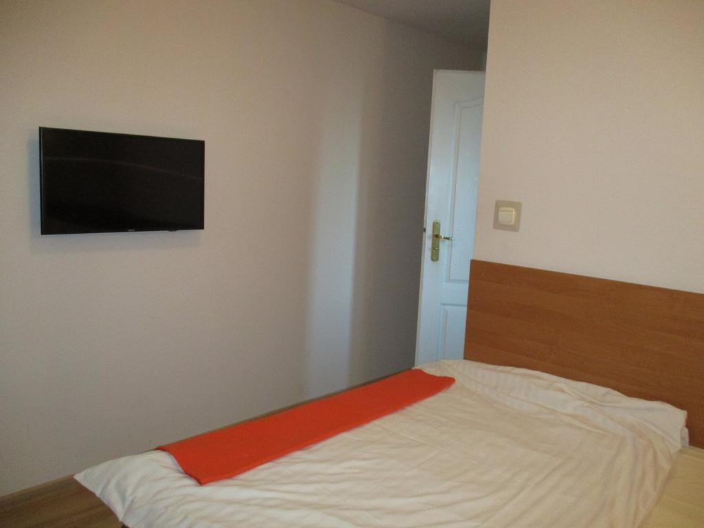 Hotel Pod Platanami Trzebnica Buitenkant foto