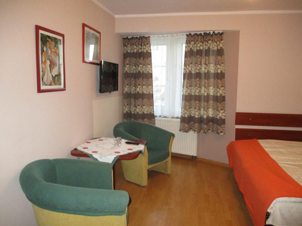 Hotel Pod Platanami Trzebnica Buitenkant foto