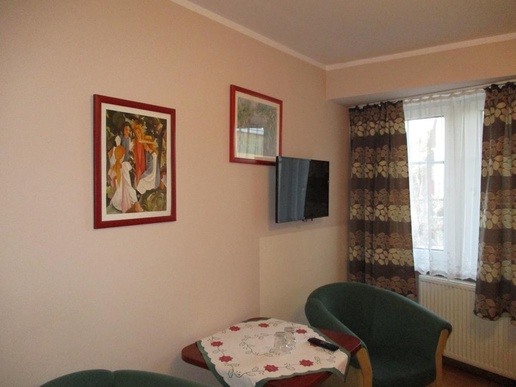 Hotel Pod Platanami Trzebnica Buitenkant foto