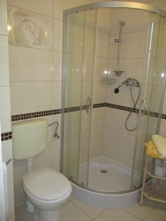 Hotel Pod Platanami Trzebnica Buitenkant foto