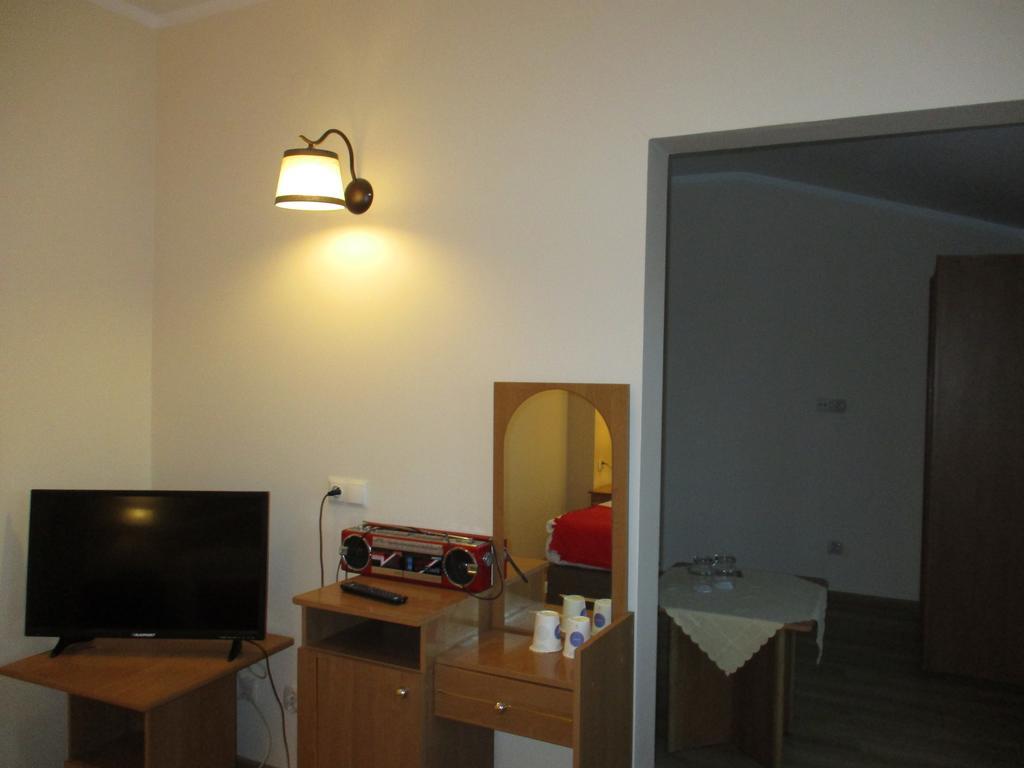 Hotel Pod Platanami Trzebnica Buitenkant foto