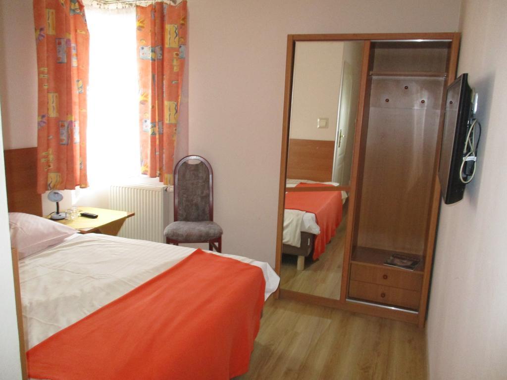 Hotel Pod Platanami Trzebnica Buitenkant foto
