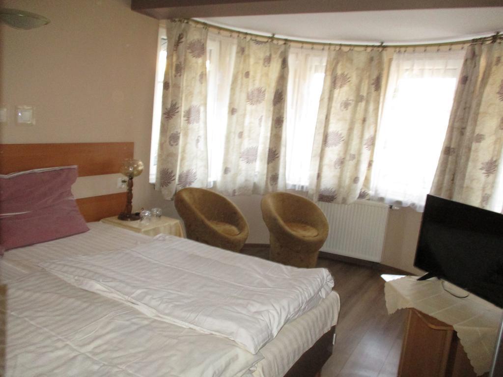 Hotel Pod Platanami Trzebnica Buitenkant foto