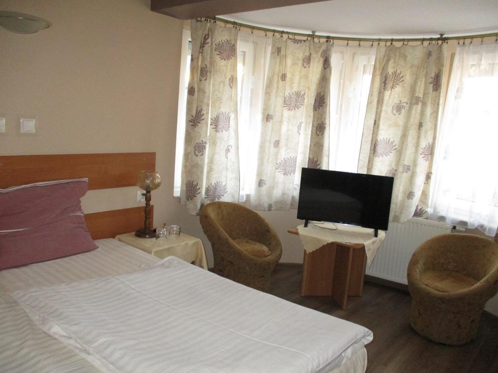 Hotel Pod Platanami Trzebnica Buitenkant foto