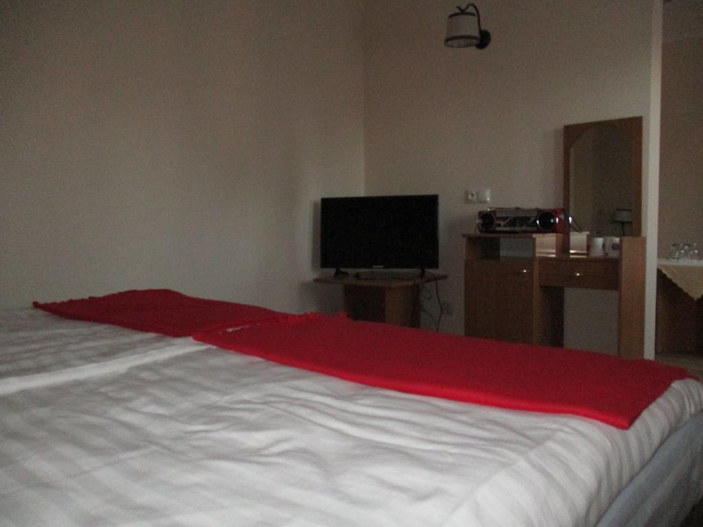 Hotel Pod Platanami Trzebnica Buitenkant foto