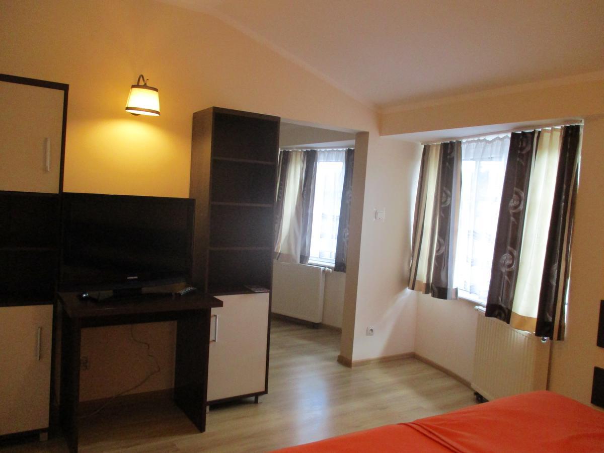 Hotel Pod Platanami Trzebnica Buitenkant foto