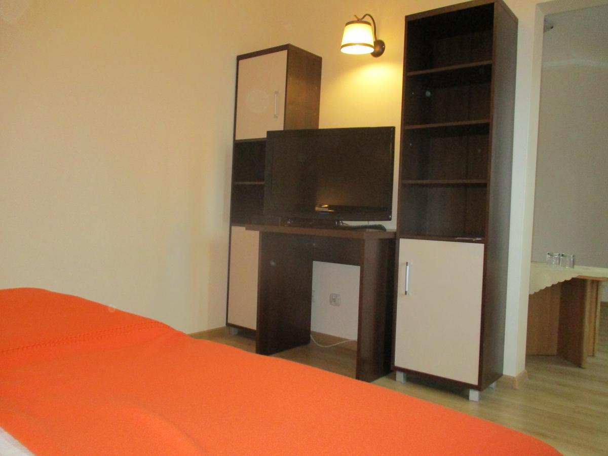 Hotel Pod Platanami Trzebnica Buitenkant foto