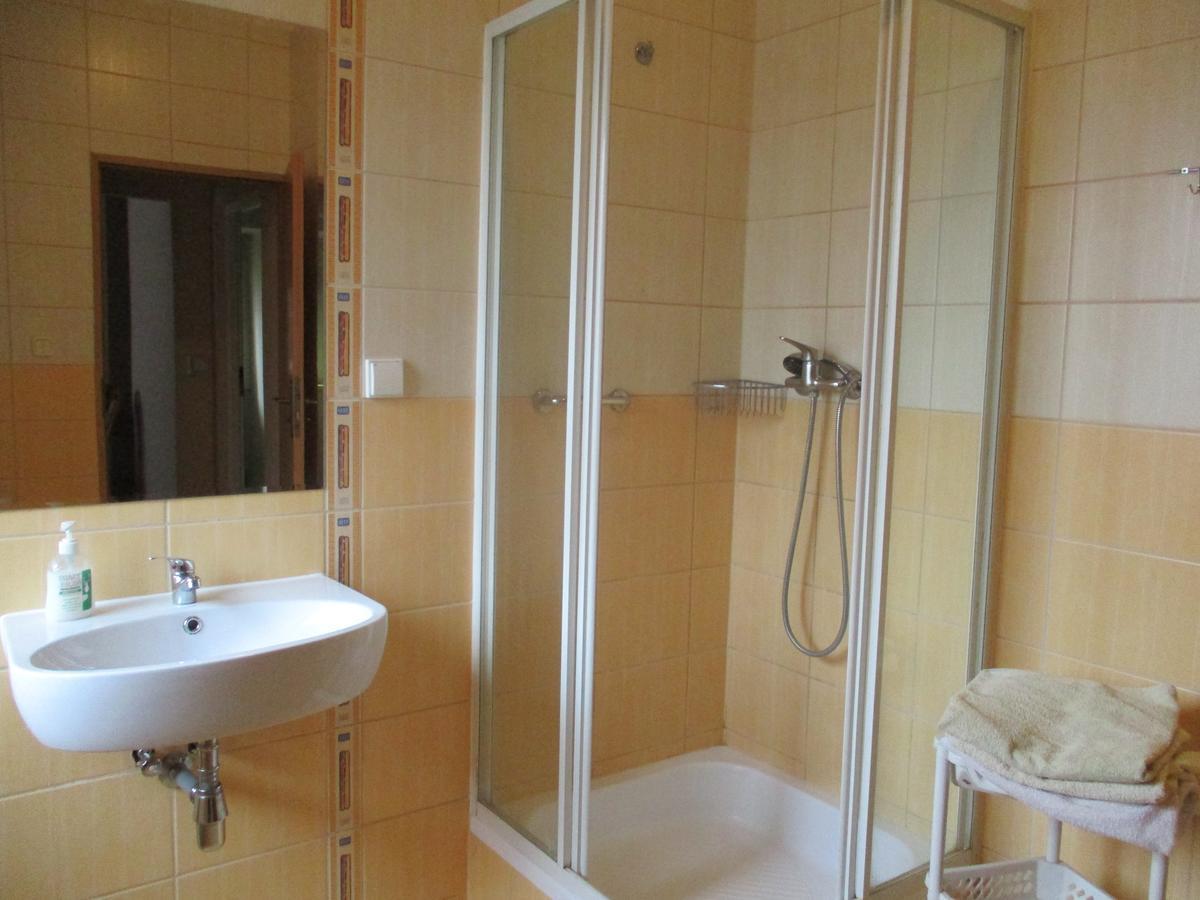 Hotel Pod Platanami Trzebnica Buitenkant foto