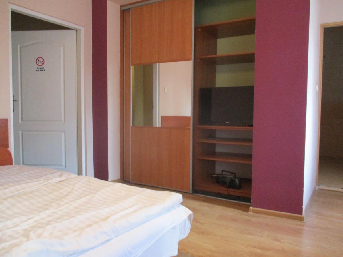 Hotel Pod Platanami Trzebnica Buitenkant foto