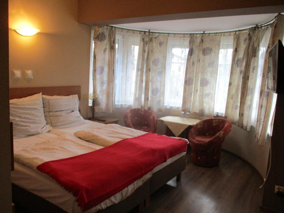 Hotel Pod Platanami Trzebnica Buitenkant foto