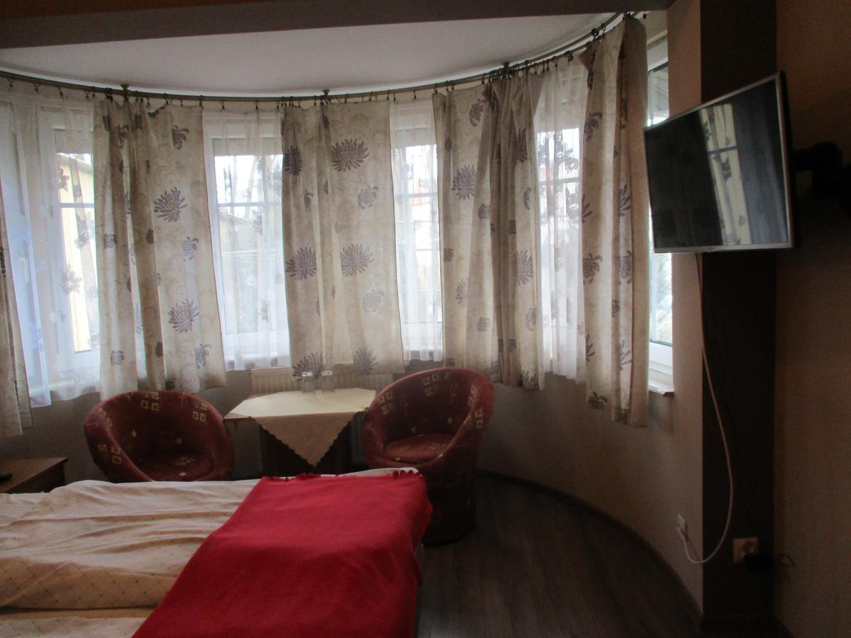 Hotel Pod Platanami Trzebnica Buitenkant foto