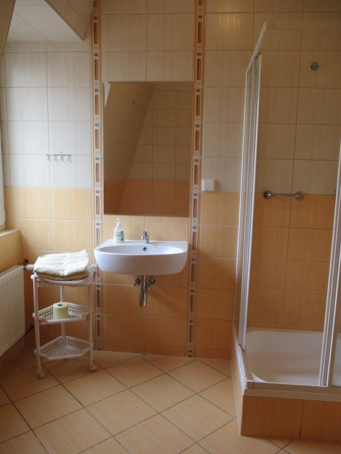 Hotel Pod Platanami Trzebnica Buitenkant foto